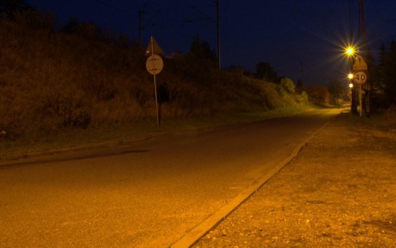 na bocznych uliczkach ruch jest prawie zerowy, od czasu do czasu ktośprzebiegnie, pojedzie rowerem....