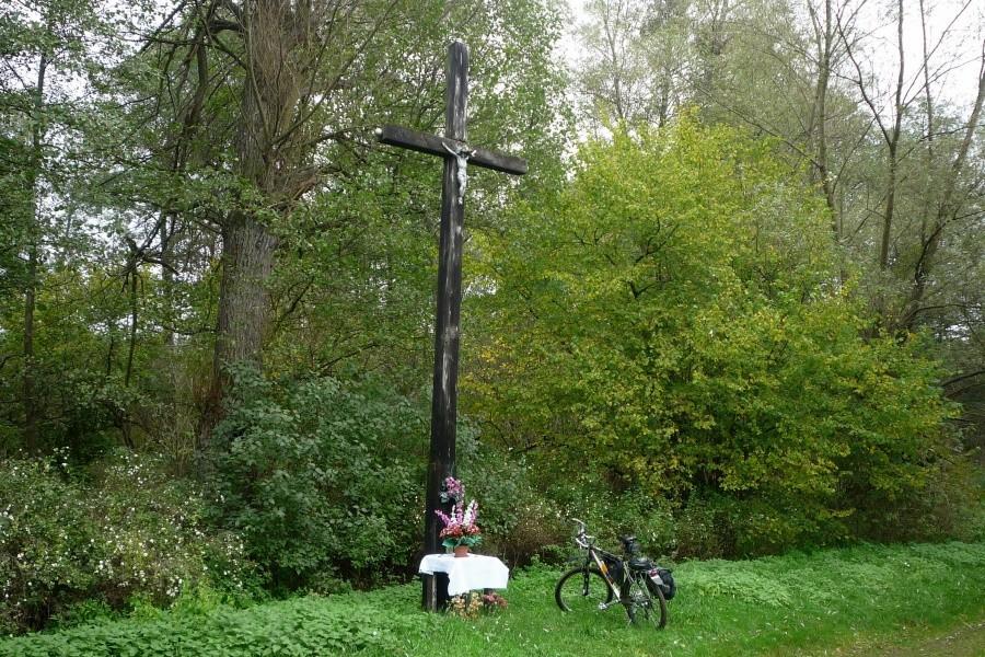 Cisowe przydrożny krzyż