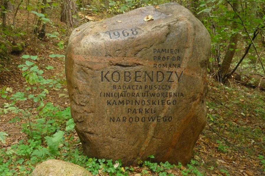 Pamiątkowy kamień przy Dębie Kobendzy