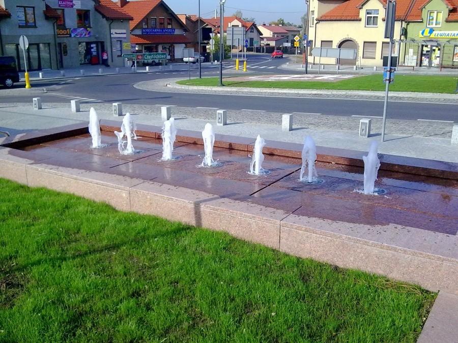 Jedna z fontann na zrewitalizowanym rynku w Olsztynie.
