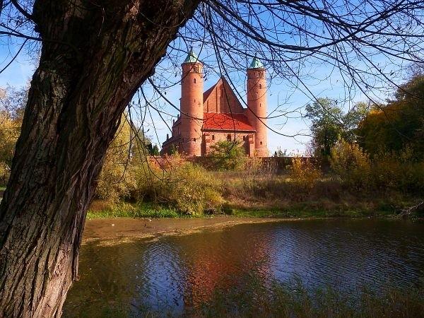 Kościół w Brochowie z XVI wieku (miejsce chrztu Fryderyka Chopina)