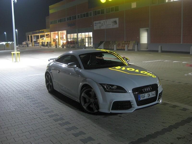 Piękne Audi TT RS przed marketem- małe cacko robi wrażenie