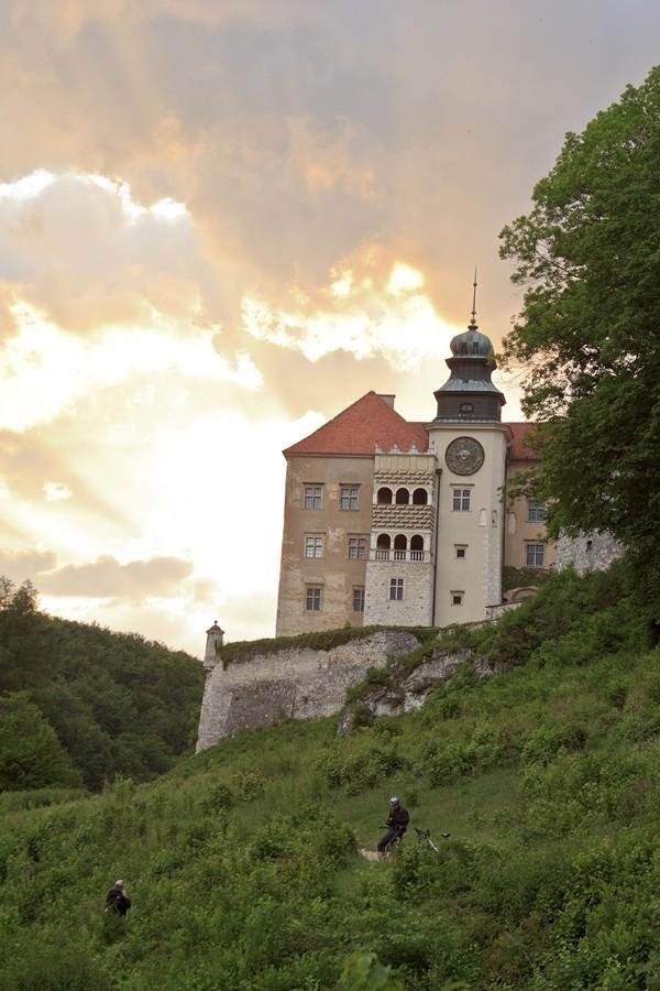 Słońce zachodzi.