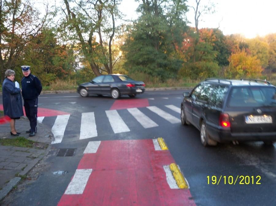 SKRĘCAJĄC W LEWO MOŻNA STANĄĆ POMIĘDZY CZERWONYMI POLAMI