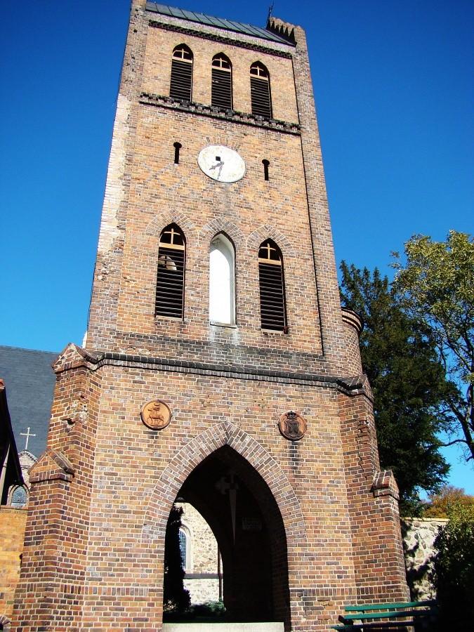 Dzwonnica z bramą przy kościele w Jakubowie