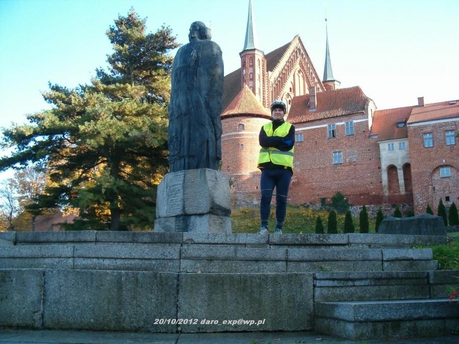 Wycieczka rowerowa.Tczew-Elbląg-Frombork.Przed pomnikiem Mikołaja Kopernika we Fromborku.