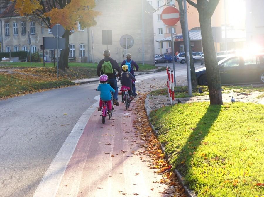 UL. KOŚCIUSZKI-ROWERZYŚCI NA KONTRAPASIE