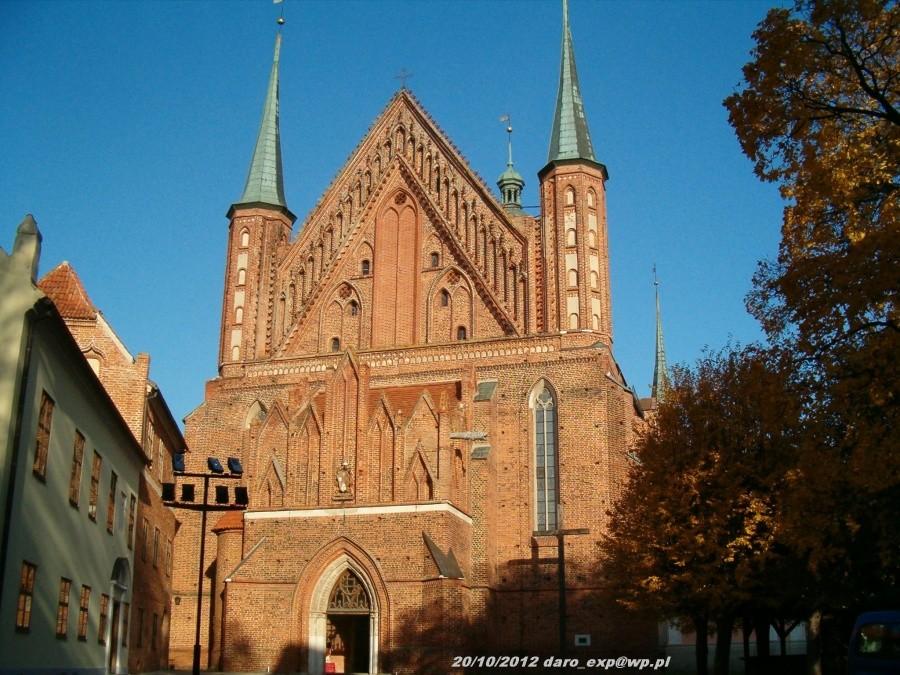 Wycieczka rowerowa. Tczew-Elbląg-Frombork. Widok od strony wejścia do Katedry we Fromborku.