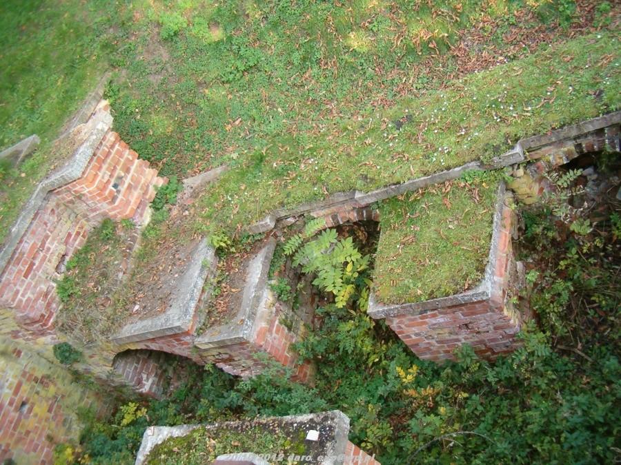 Wycieczka rowerowa. Tczew-Elbląg-Frombork. Pozostałości po barbakanie pod mostem wjazdowym na teren Katedry we Fromborku.