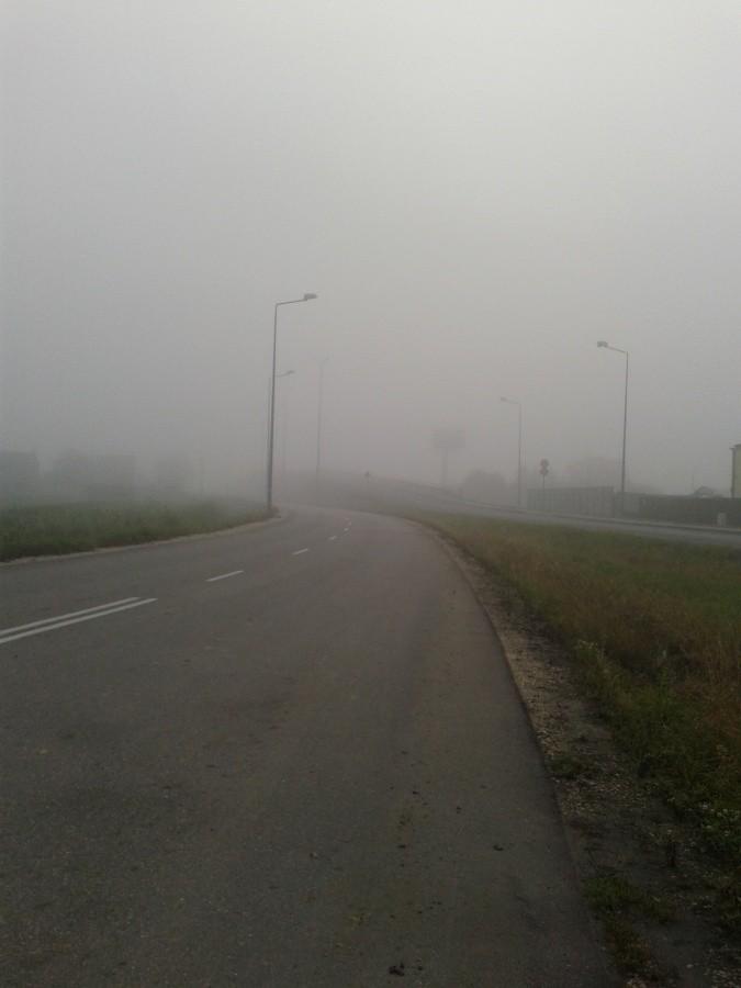 Wjazd na wiadukt na Szeligowskiej i S8 toną we mgle
