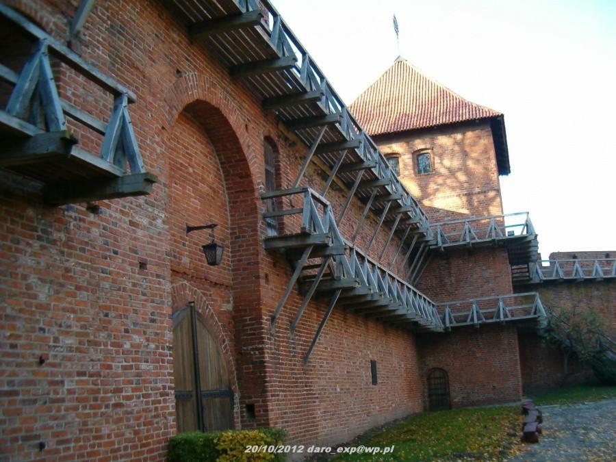 Wycieczka rowerowa. Tczew-Elbląg-Frombork. Krużganki na murach obronnych zespołu katedralnego we Fromborku.