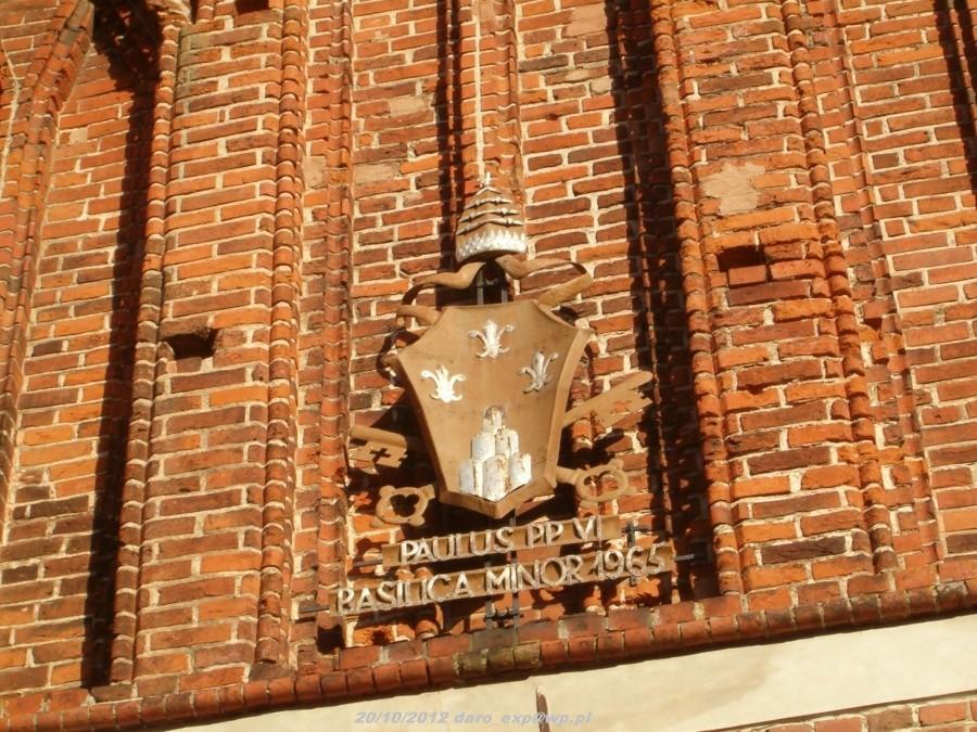 Wycieczka rowerowa. Tczew-Elbląg-Frombork. Herb nad wejściem do Katedry we Fromborku.