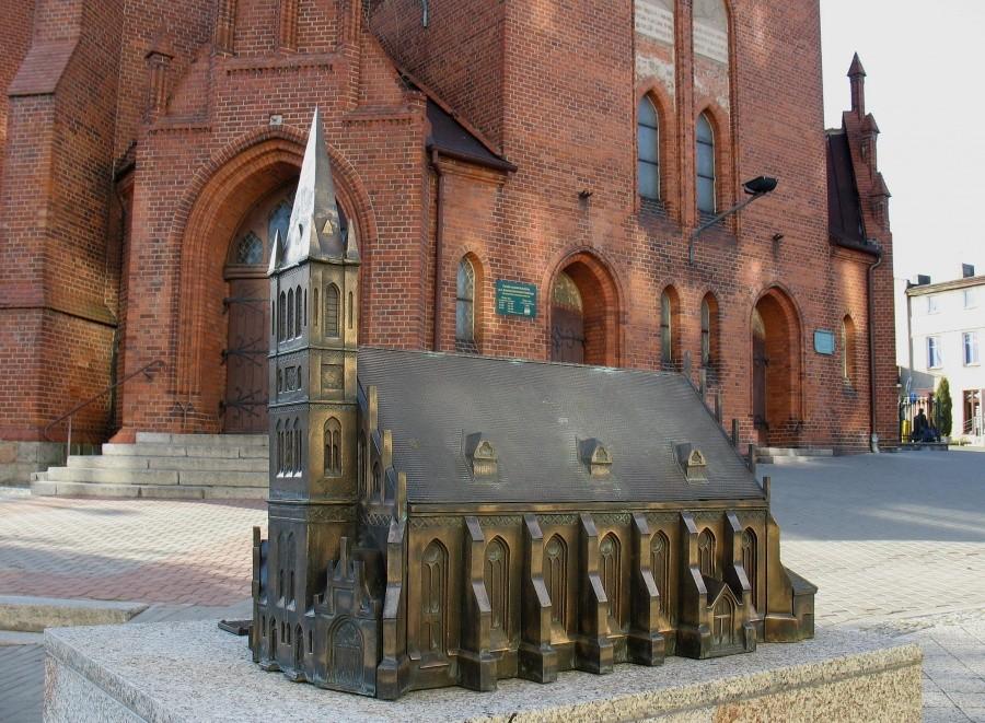 Kościerzyna - przed kościołem Zmartwychwstania Pańskiego