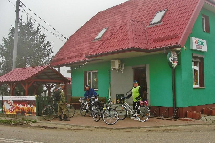 Postój przy sklepie w Jarzębinie.