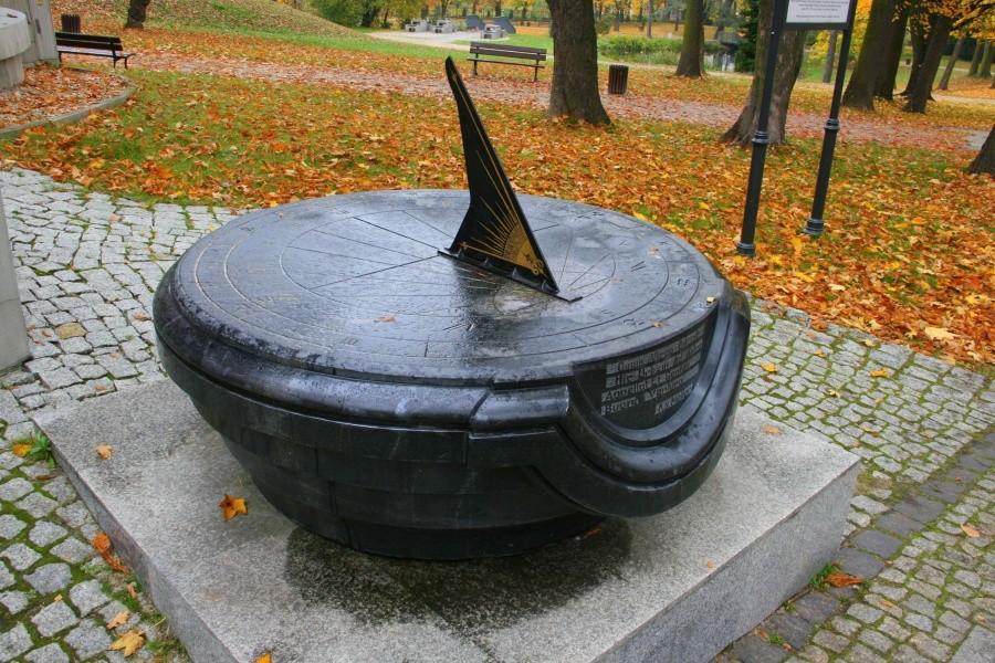 Zegar słoneczny obok obserwatorium astronomicznego w Parku Staszica.