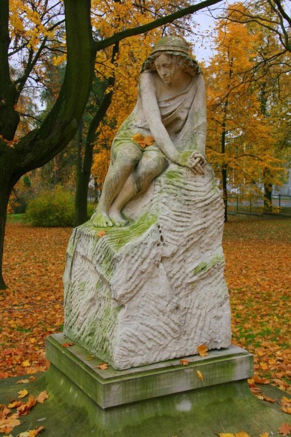 Rzeźba siedzącej dziewczyny z 1911 roku autorstwa Władysława Rudlickiego.