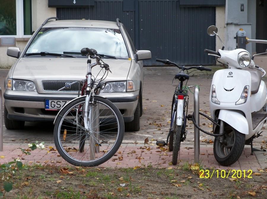 SKUTER PRZY STOJAKU ROWEROWYM