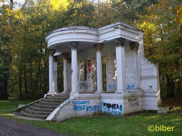 Wejście do dawniejszego pałacu