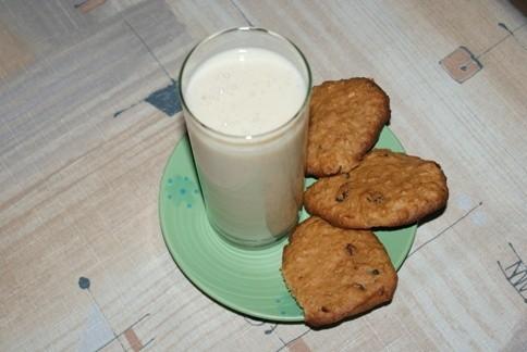 deser - koktajl bananowy i pierwsze moje ciasteczka owsiane z rodzynkami i żurawiną