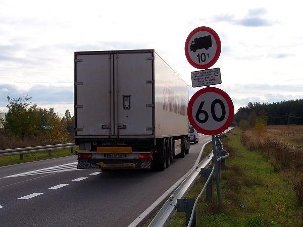 Zakaz na trasie 579, pilnie respektowany przez większość kierowców ciężarówek ;)