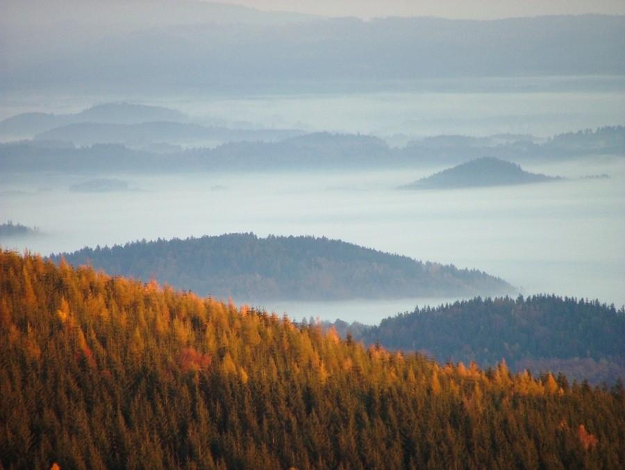Widok z przełęczy na zamgloną dolinę - ujęcie 2