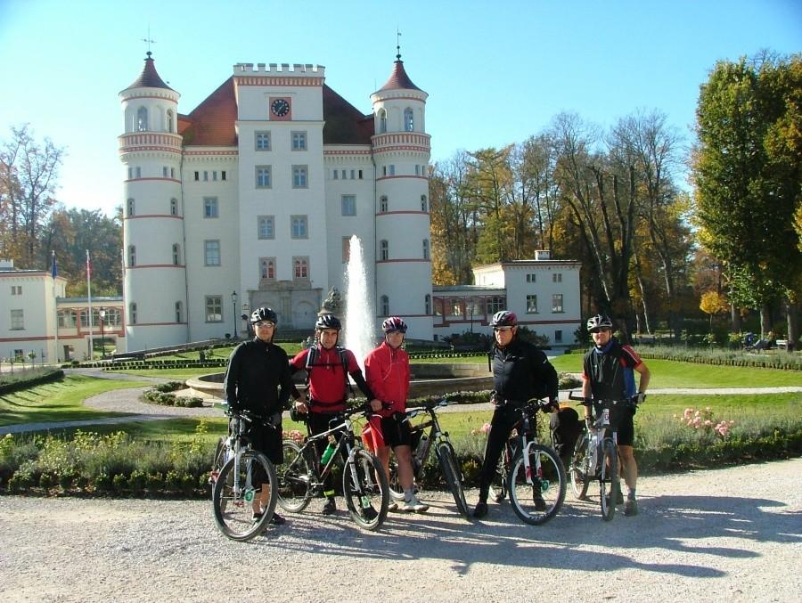 Grupowo przed pałacem w Wojanowie.