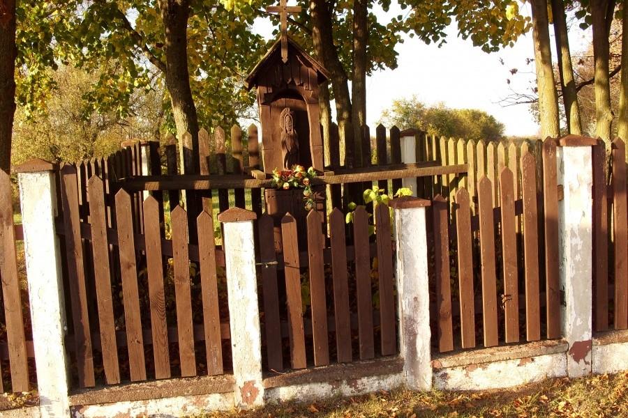 Kapliczka przy wjeździe na posesję w Szteklinie