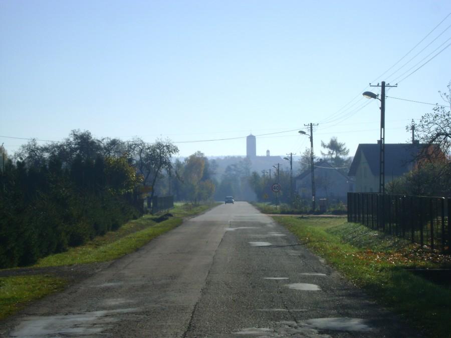Wieża kościoła w Grzymałkowie w oddali