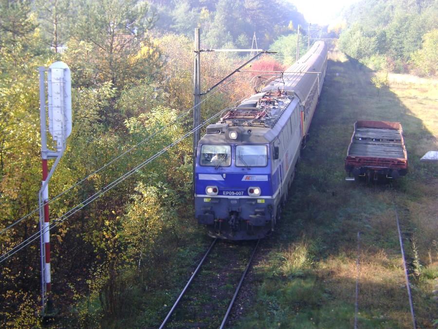 EP09-007 prowadzący pociąg TLK Cegielski relacji Poznań-Kraków uchwycony przed semaforem wjazdowym na stację Dęba Opoczyńska