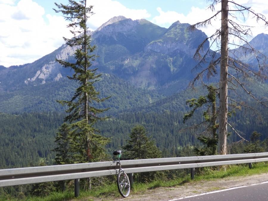 W drodze z Łysej Polany, w tle Murań i Nowy Wierch (Tatry Bielskie..)