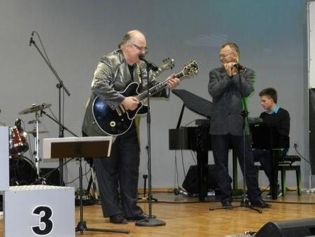 Gala Rowerowa w Murowanej Goślinie.Wojciech Gogolewski na harmonijce ustnej.