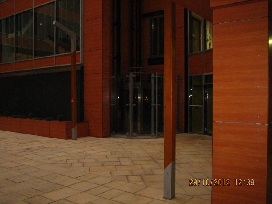 w atrium biurowca przy ulicy Granicznej 54 w Katowicach przypiąłem rower do jednego z widocznych słupków