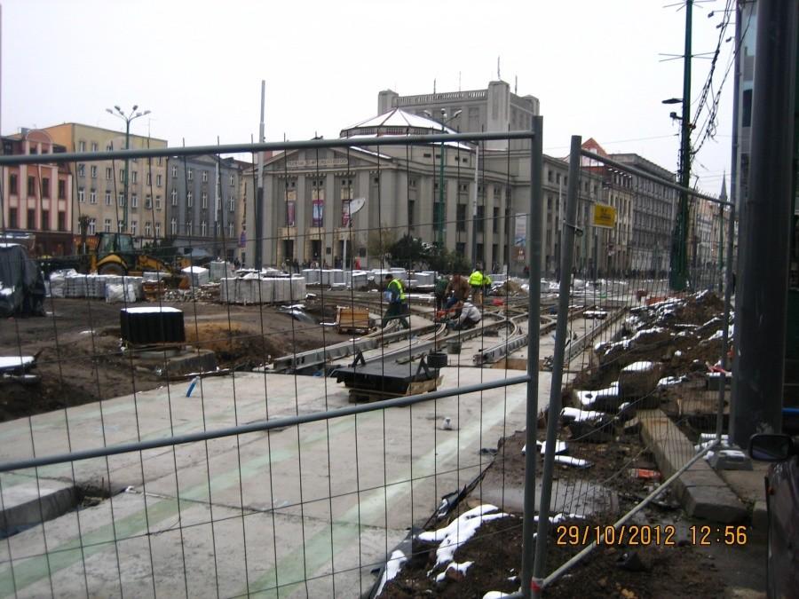 rozkopany katowicki Rynek z teatrem im. Stanisława Wyspiańskiego w tle