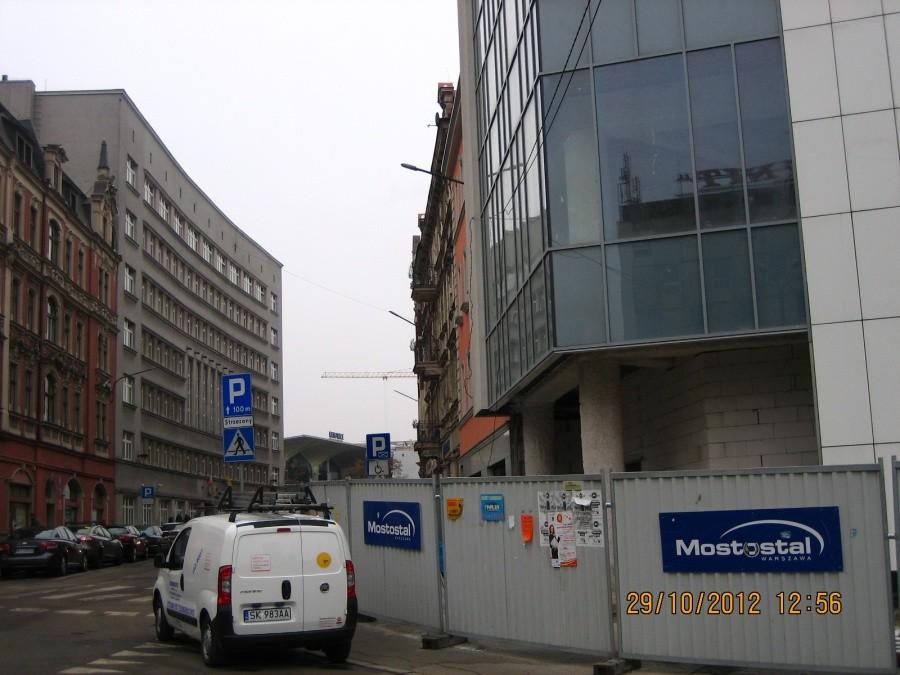 ulica Młyńska z widokiem na nowy dworzec kolejowy