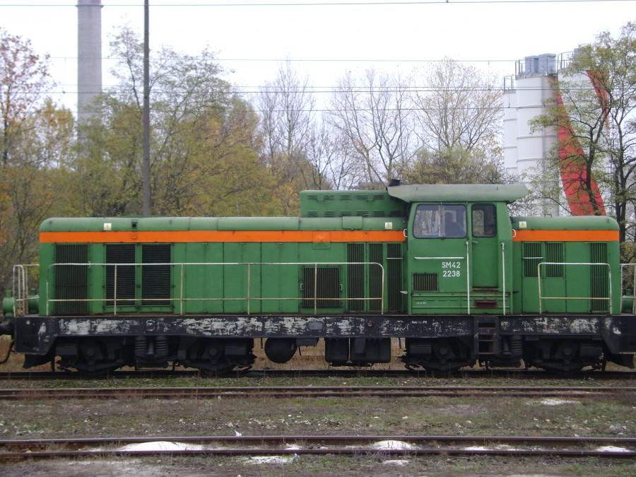 SM 42-2238 należącą do Janikowskich Zakładów Sodowych JANIKOSODA na stacji w Tomaszowie Mazowieckim