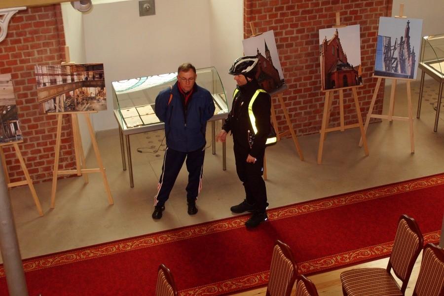 Rowerzyści zwiedzają galerię