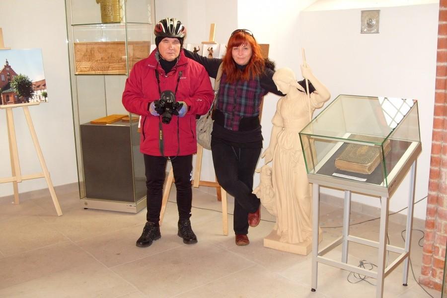 Rowerzyści zwiedzają galerię