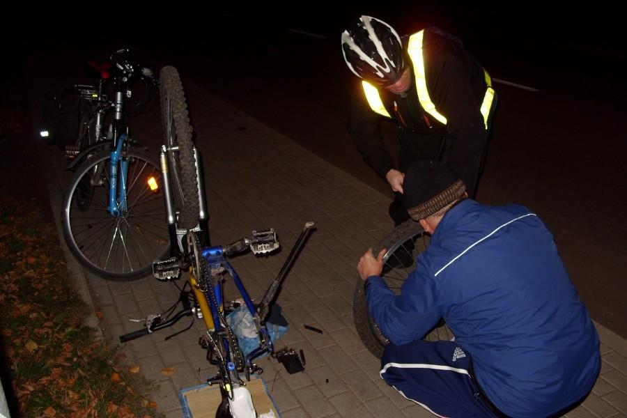 Rowerowa awaria, po ciemku wymiana dętki