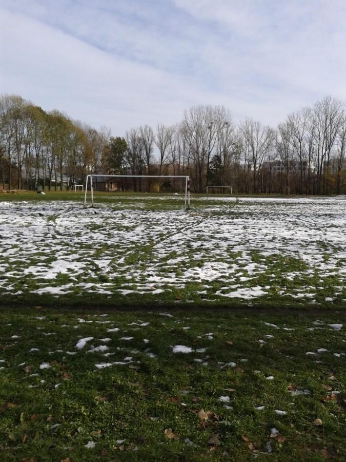 Stadion na Osiedlu Przyjaźń jeszcze przykryty śniegiem