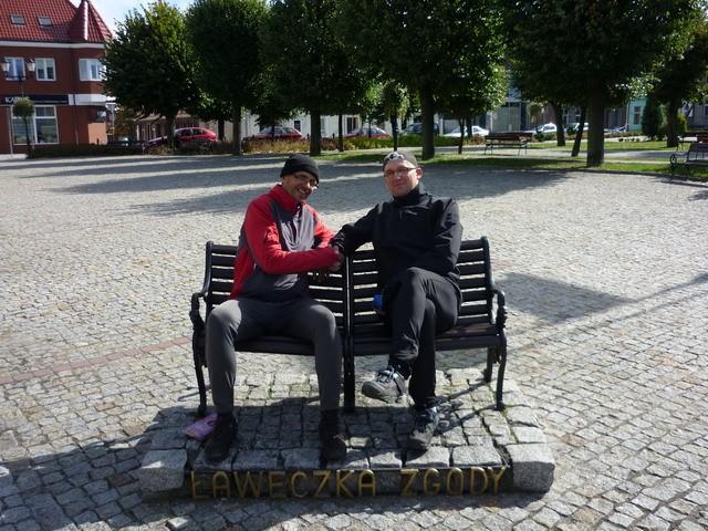 Nie ma to jak przyjacielski uścisk - rynek w Gniewkowie