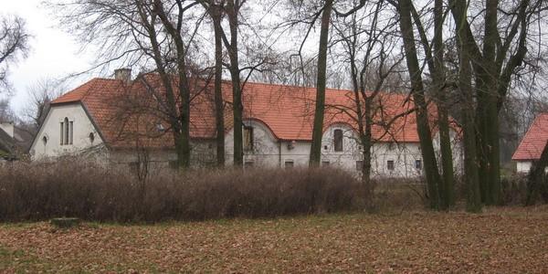 ..a gdzieś z tyłu murowany dwór w stylu późnoklasycystycznym z połowy XIX wieku