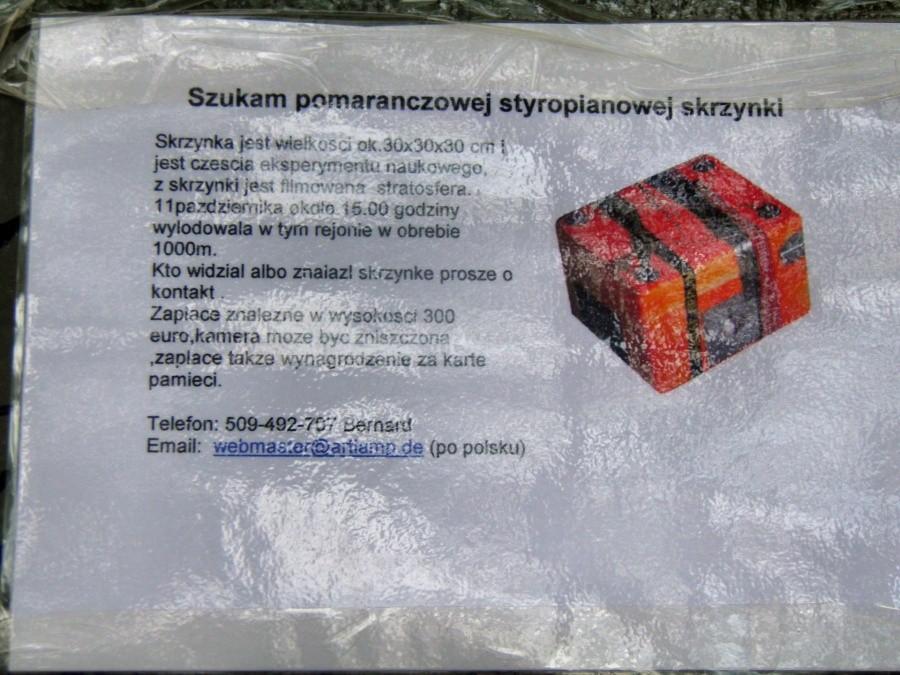 Ogłoszenie na obiekcie trafostacji przy wejściu do lasu od strony ul. Wincentego Pola.