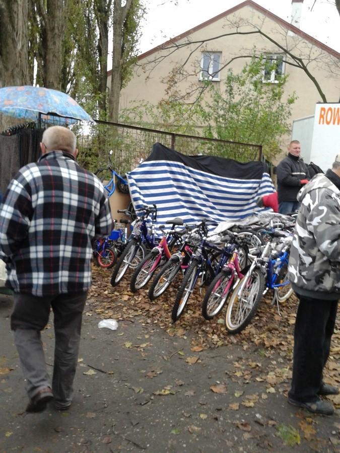 Bazar na Olimpii. Na szczęście w punkcie sprzedaży rowerów panowie dokonują drobnych napraw.