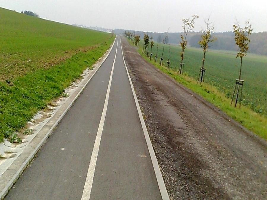 Czechy. Ścieżka rowerowa z Pist' do miejscowości Boleslaw w Pl. Fajnie to wygląda droga szutrowa , ścieżka asfalt.