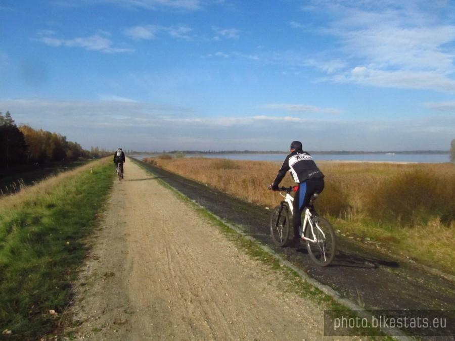 po prawie 49 km nan jeziorem Turawskim