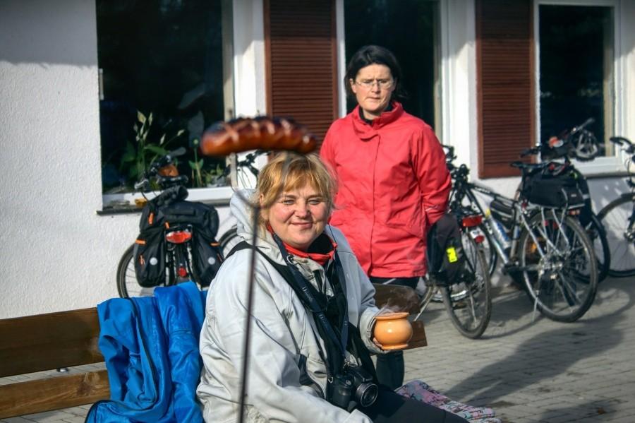 Tunia żarłocznie na kiełbaskę zerkająca