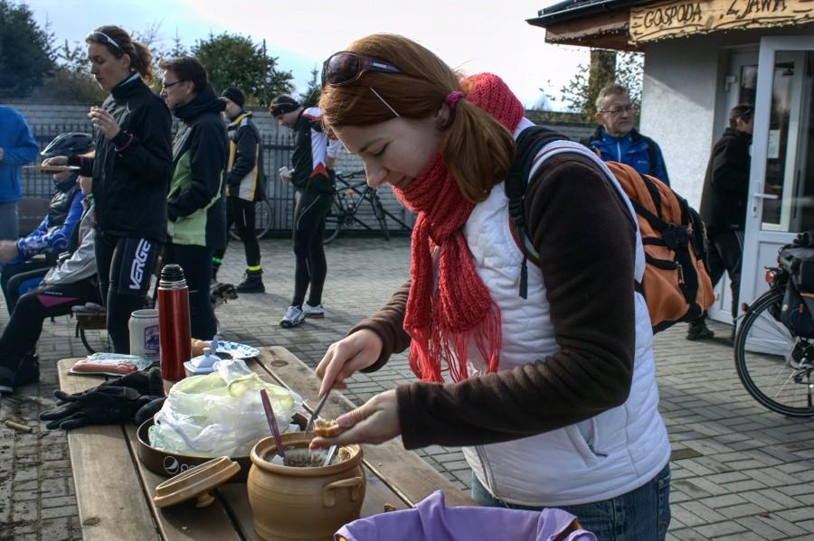 Basia pierwsza do garnka ruszyła, może po ucieczce zgłodniała ?? :)
