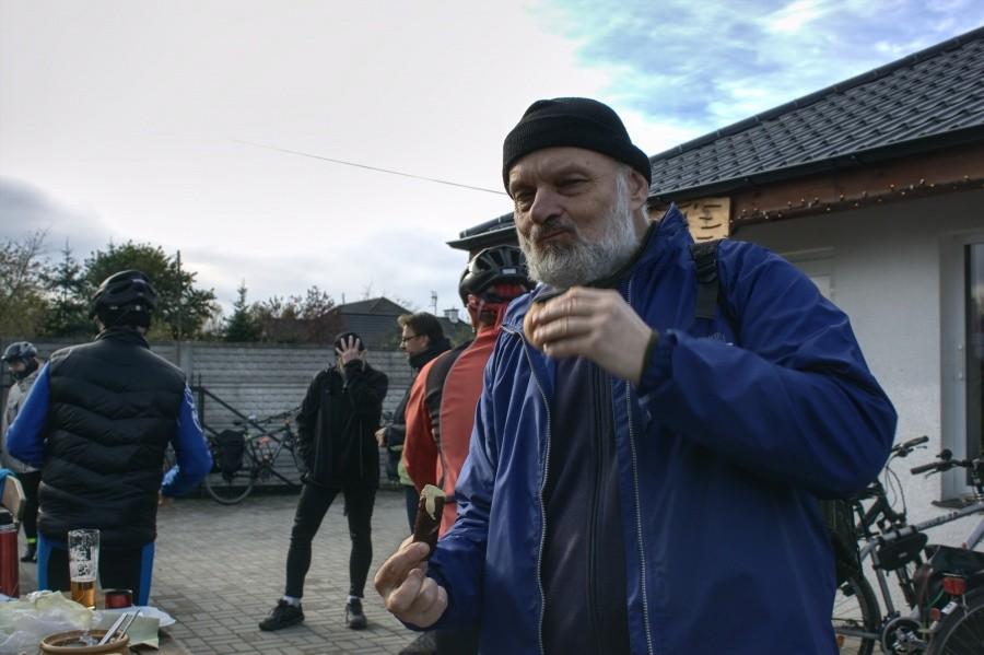 Ernir tradycyjną kiełbasę z ogniska wcina