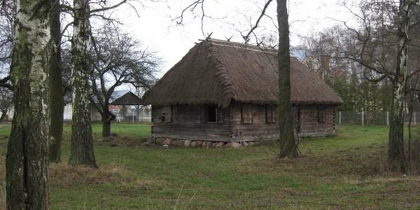 Drewniana XIX-wieczna chata w Dokudowie - podobno zalążek skansenu