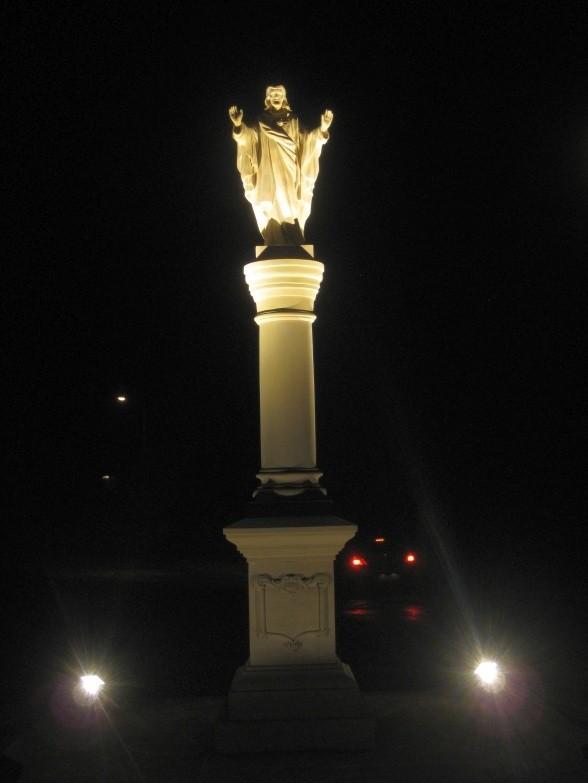 a w Jerzykowie postawiony został nowiutki, iluminowany posąg Jezusa